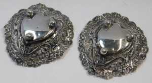 A pair of Victorian pierced silver heart shaped sweetmeat dishes, decorated with bows, flower... - 3