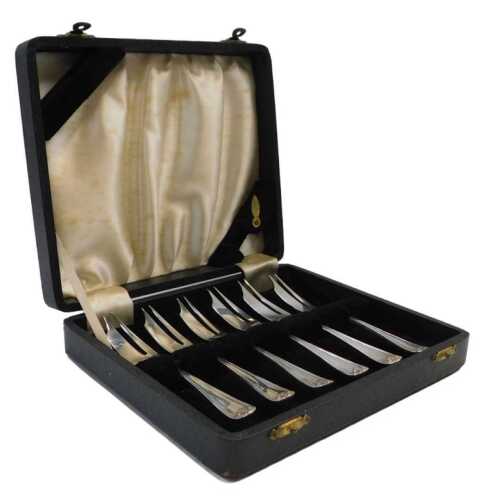 A set of six George V silver cake forks, with decorative terminals, Sheffield 1930, 4.35oz, cased.