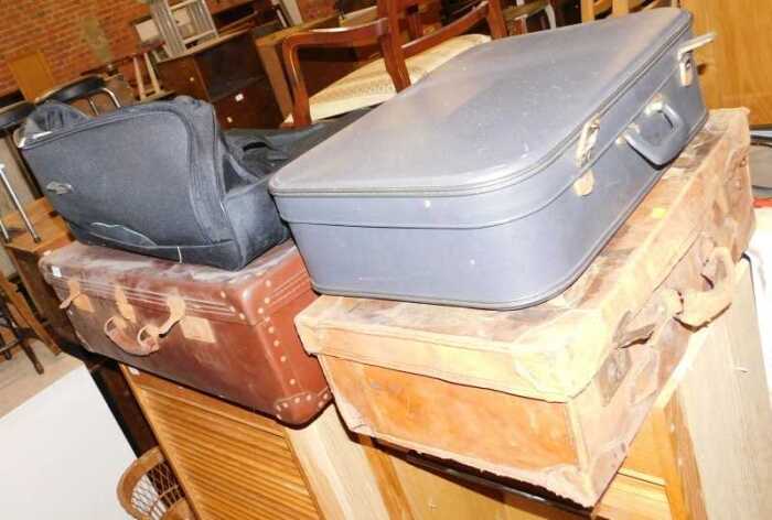 A group of suitcases and holdalls. (4)