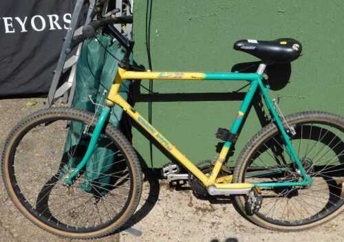 A Dawes Crash Down gentleman's bicycle, with Shimano brakes.