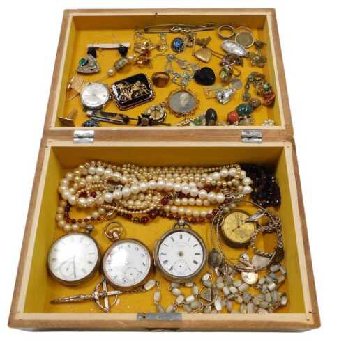 A group lot of costume jewellery, including trinket pieces, necklaces, rosary, four pocket...