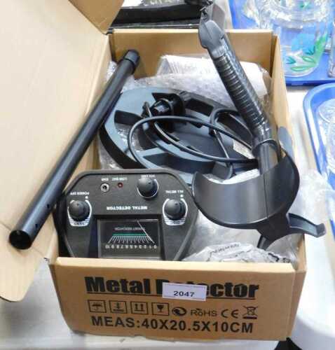 A boxed metal detector, 40 x 20.5 x 10cm.