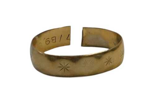 A 9ct gold wedding band, of star design, cut, 3.6g. (AF)