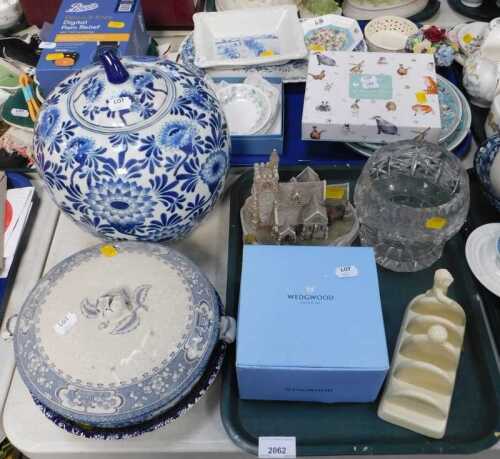 Household ceramics and glassware, to include a Lurpak toast rack, Wedgwood vase in box, a cut...