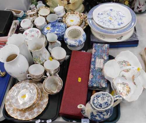 Ceramics, to include a large Aynsley hors d'oeuvre dish, blue and white plates including wall...