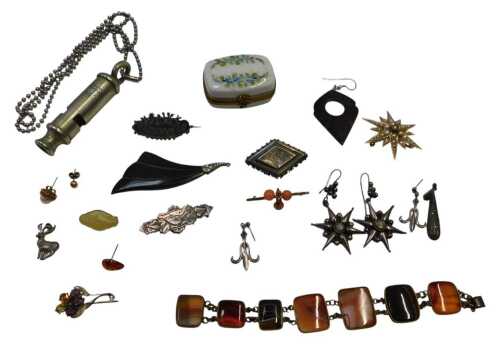 Various jewellery, to include various brooches, including a Lillian silver brooch, 4cm wide, a...