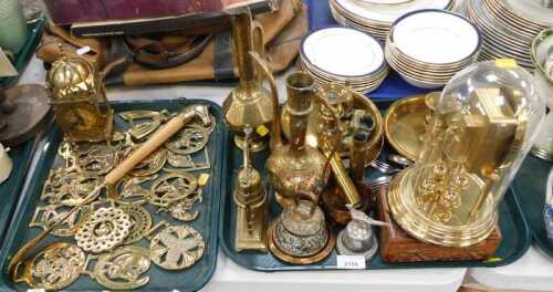 Brassware and metalware, to include an anniversary clock, a small brass cased mantel clock,...