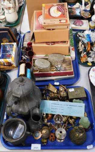 Miniature brassware and pewter, to include coffee pot, milk, sugar, miniature brassware...