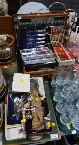 Household wares and metalware, to include flatware, canteens, boxed knives, forks, spoons, loose...