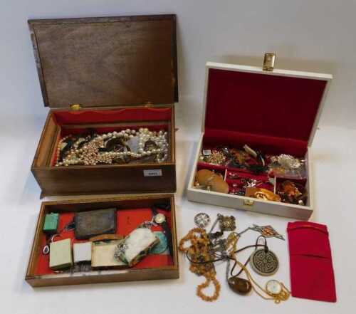 Two jewellery boxes containing costume jewellery, to include rings, pendants, necklaces,...