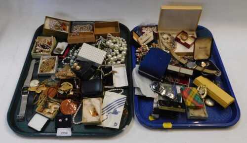 Costume jewellery, including wristwatches, faux pearl necklaces, bracelets, cufflinks, etc. (2...