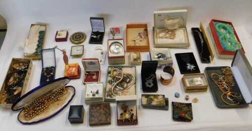 Costume jewellery, including necklaces, bracelets, brooches, etc. (2 trays)