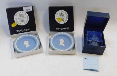 Two Wedgwood Silver Jubilee dishes and a Royal Mint St George and the Dragon laser art cube.