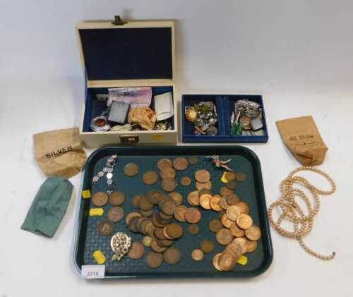 Costume jewellery, to include brooches, necklaces, faux pearl, pendant, British coinage. (1 tray)