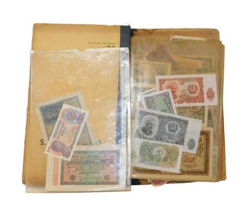 An album containing world banknotes, including Brazil, Indonesia, Germany, China, Japan, etc.