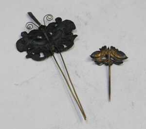 An early 20thC enamel stick pin, headed by an elaborate butterfly in turquoise and purple, the... - 2