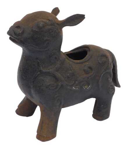 A cast-iron Tapir-shaped vessel in the Chinese Ming Dynasty style, lacking a cover, 15cm high.