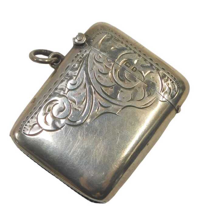 A George V engraved silver Vesta case, decorated with scrolls, Birmingham 1918, 0.93oz, 5cm x 4cm.