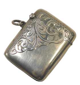 A George V engraved silver Vesta case, decorated with scrolls, Birmingham 1918, 0.93oz, 5cm x 4cm.