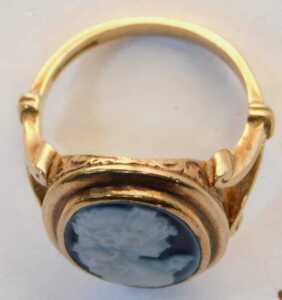A 9ct gold blue agate carved cameo dress ring, in a raised rub over setting, with heavily scroll... - 2