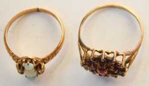 Two 9ct gold dress rings, comprising a 9ct gold garnet cluster ring, in a three layered raised... - 2