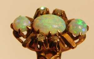 Two 9ct gold dress rings, comprising a 9ct gold garnet cluster ring, in a three layered raised... - 3