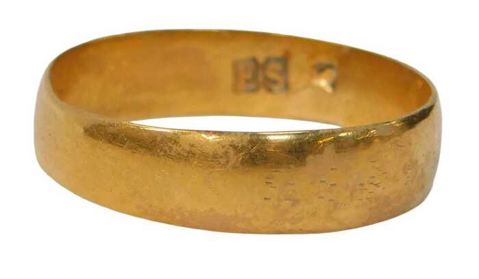 A George V wedding band, of plain design, 5mm width, with mixed markings, ES, Birmingham 1927,...