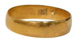 A George V wedding band, of plain design, 5mm width, with mixed markings, ES, Birmingham 1927,...