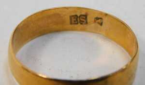 A George V wedding band, of plain design, 5mm width, with mixed markings, ES, Birmingham 1927,... - 3