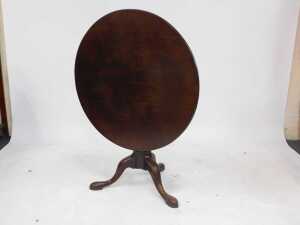 A George II mahogany supper table, with single piece circular tilt top, swivelling on a bird... - 3