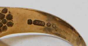 A 9ct gold and garnet three stone gypsy ring, central stone lacking, size O, 4.1g all in. - 3