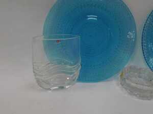 A group of Littali Scandinavian glassware, comprising a blue glass charger and bowl, decorated... - 3