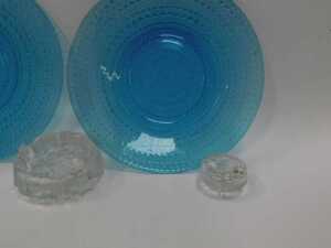A group of Littali Scandinavian glassware, comprising a blue glass charger and bowl, decorated... - 4