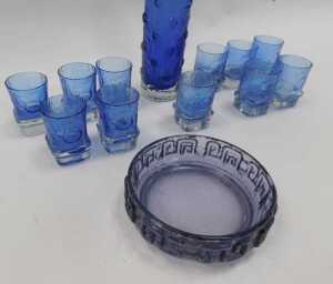 A Helena Tynell for Riihimaen Lasi cylindrical blue-tinted glass vase, with raised roundel... - 3