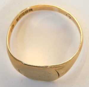 A George V 9ct gold signet ring, with a plain polished shield, maker JH, Birmingham 1917, size X,... - 2