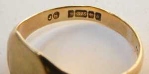 A George V 9ct gold signet ring, with a plain polished shield, maker JH, Birmingham 1917, size X,... - 3