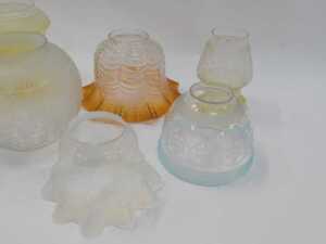 A group of Victorian and later oil lamp shades, to include a vaseline glass example, a graduated... - 2