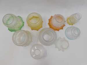A group of Victorian and later oil lamp shades, to include a vaseline glass example, a graduated... - 4