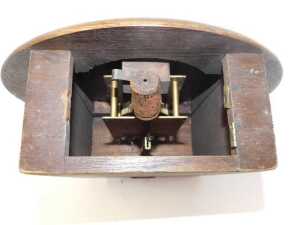 An early 20thC oak cased wall clock, the circular dial bearing Roman numerals, with a thirty... - 3