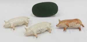 Two Beswick pottery Champion Wall Boy pigs, 7cm high, together with a Royal Doulton Tamworth pig,... - 3