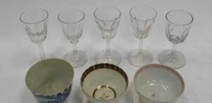 An 18thC Chinese blue and white tea bowl, together with a Chinese export famille rose tea bowl,... - 2