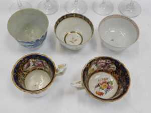 An 18thC Chinese blue and white tea bowl, together with a Chinese export famille rose tea bowl,... - 3