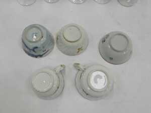 An 18thC Chinese blue and white tea bowl, together with a Chinese export famille rose tea bowl,... - 4