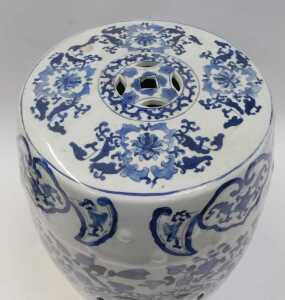 A Chinese blue and white porcelain garden seat, of barrel form, decorated with dragons and... - 2