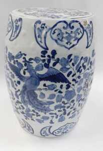 A Chinese blue and white porcelain garden seat, of barrel form, decorated with dragons and... - 3