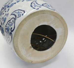 A Chinese blue and white porcelain garden seat, of barrel form, decorated with dragons and... - 4