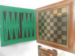 A Studio Anne Carlton Battle of Hastings resin chess set, contained in an oak chess table, 62cm... - 3