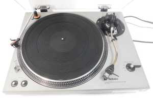 A Technics Direct-Drive record player system, SL-150, 44cm wide, together with a Sme Precision... - 3