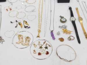 A group of assorted costume jewellery, to include flower pendant and chain, white metal tulip... - 3