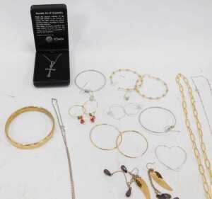A group of assorted costume jewellery, to include flower pendant and chain, white metal tulip... - 4